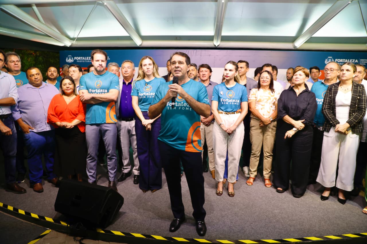 grupo de pessoas posa para a foto